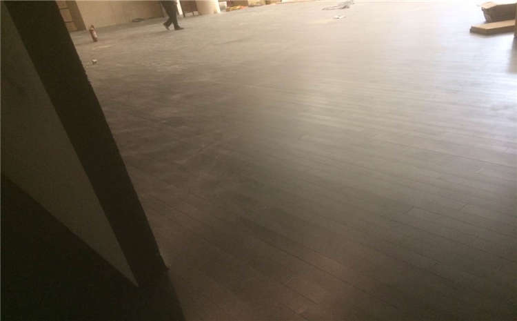 運動木地板廠家淺談不同材質地板的作用